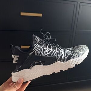 Nike Monochrome Patterned Sneakers